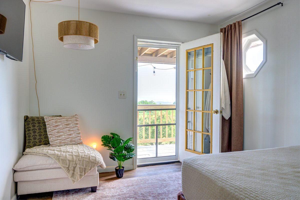 Sitting area with doors onto the deck