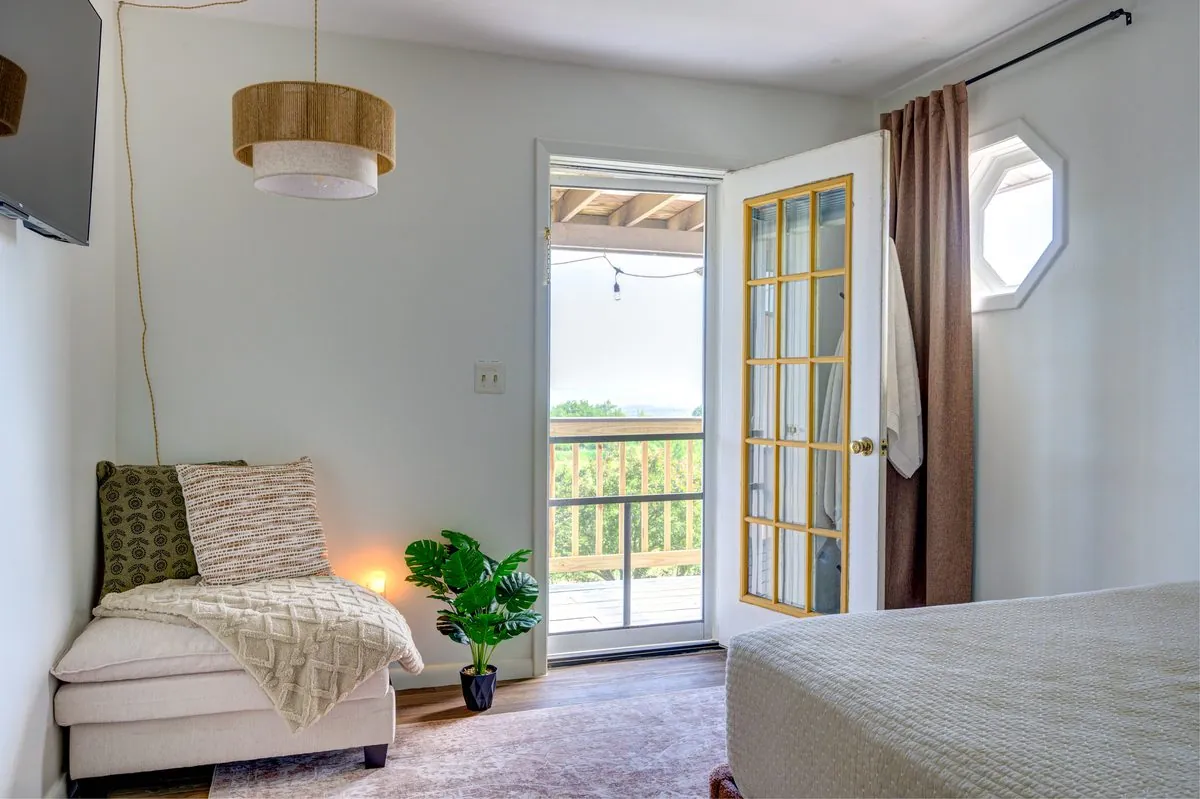 Sitting area with doors onto the deck